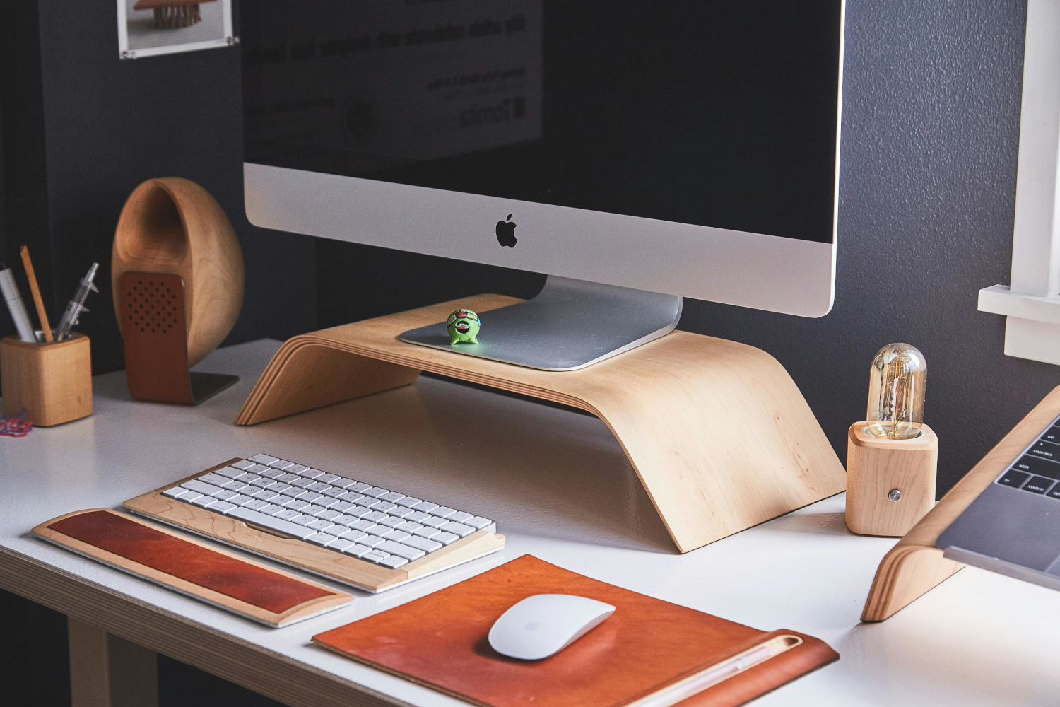 Tenue de dossiers financiers, catégorisation de toutes les entrées et sorties d'argent dans les différentes classes de comptes, et inscriptions au journal général.