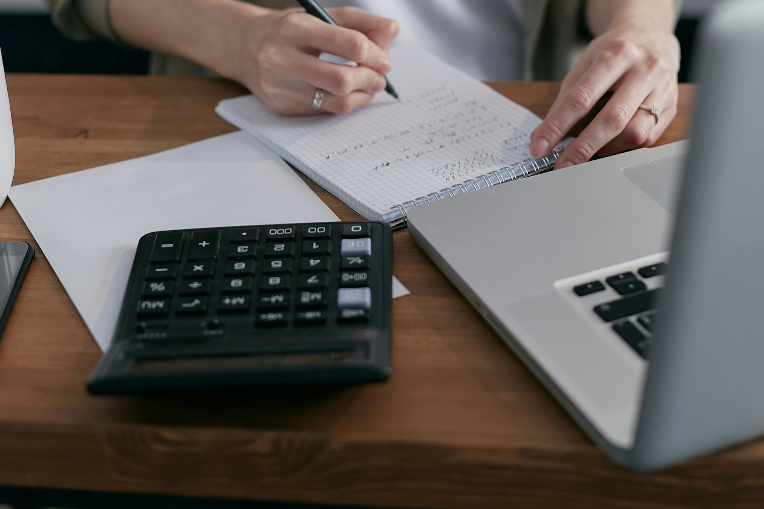 Rapport de la taxe sur les produits et services perçus par le gouvernement provincial et fédéral pour les entreprises enregistrées à la TPS et à la TVQ.